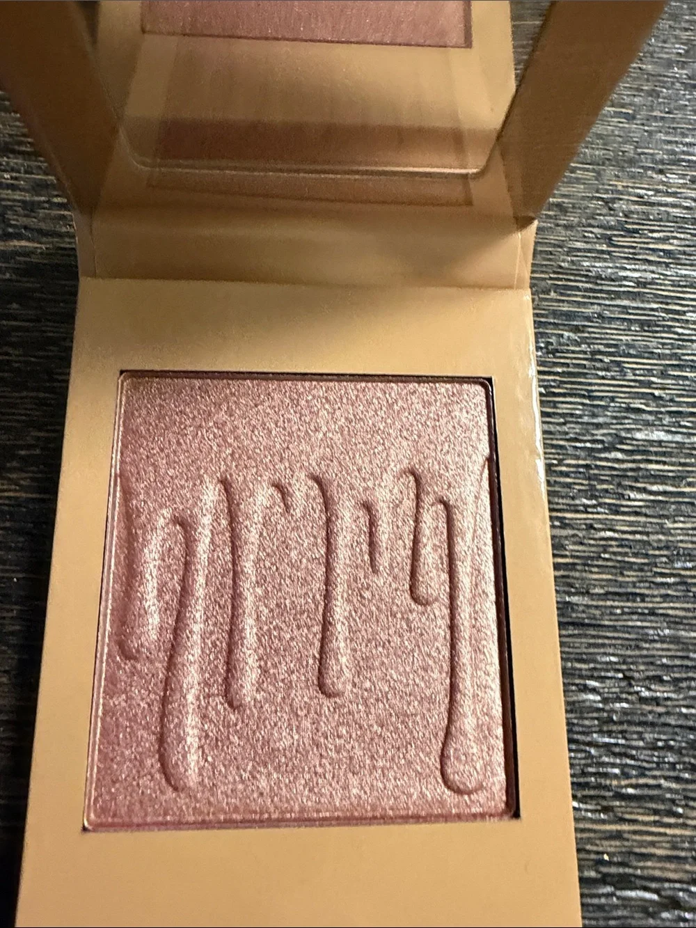 KYLIE Chocolate Cherry Pressed Illuminating Powder